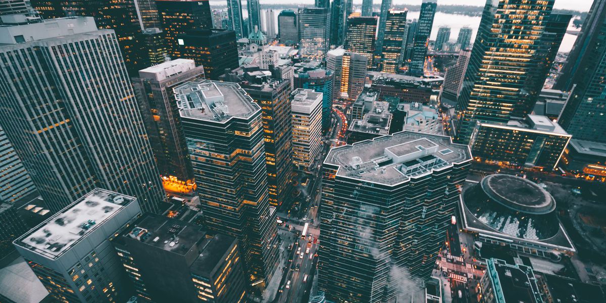 频次柱状图与理论期望线的对照